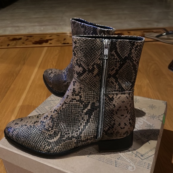 FREE PEOPLE women’s Luna Natural Snakeskin Print Leather Ankle Boots Size 38 - Picture 15 of 16